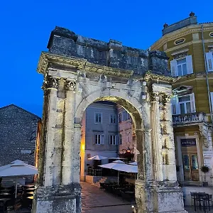 Dejan Apartment-top Centar , Pola Croazia