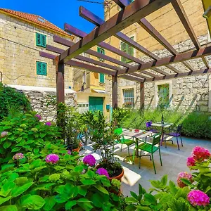Veig Palace Apartment